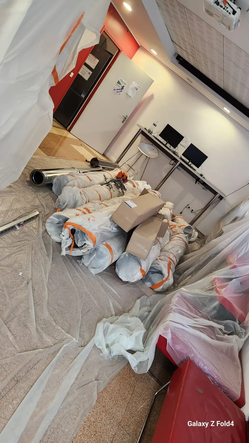 Zone confinée et conduits déposés conditionnés en sacs de déchets amiantés