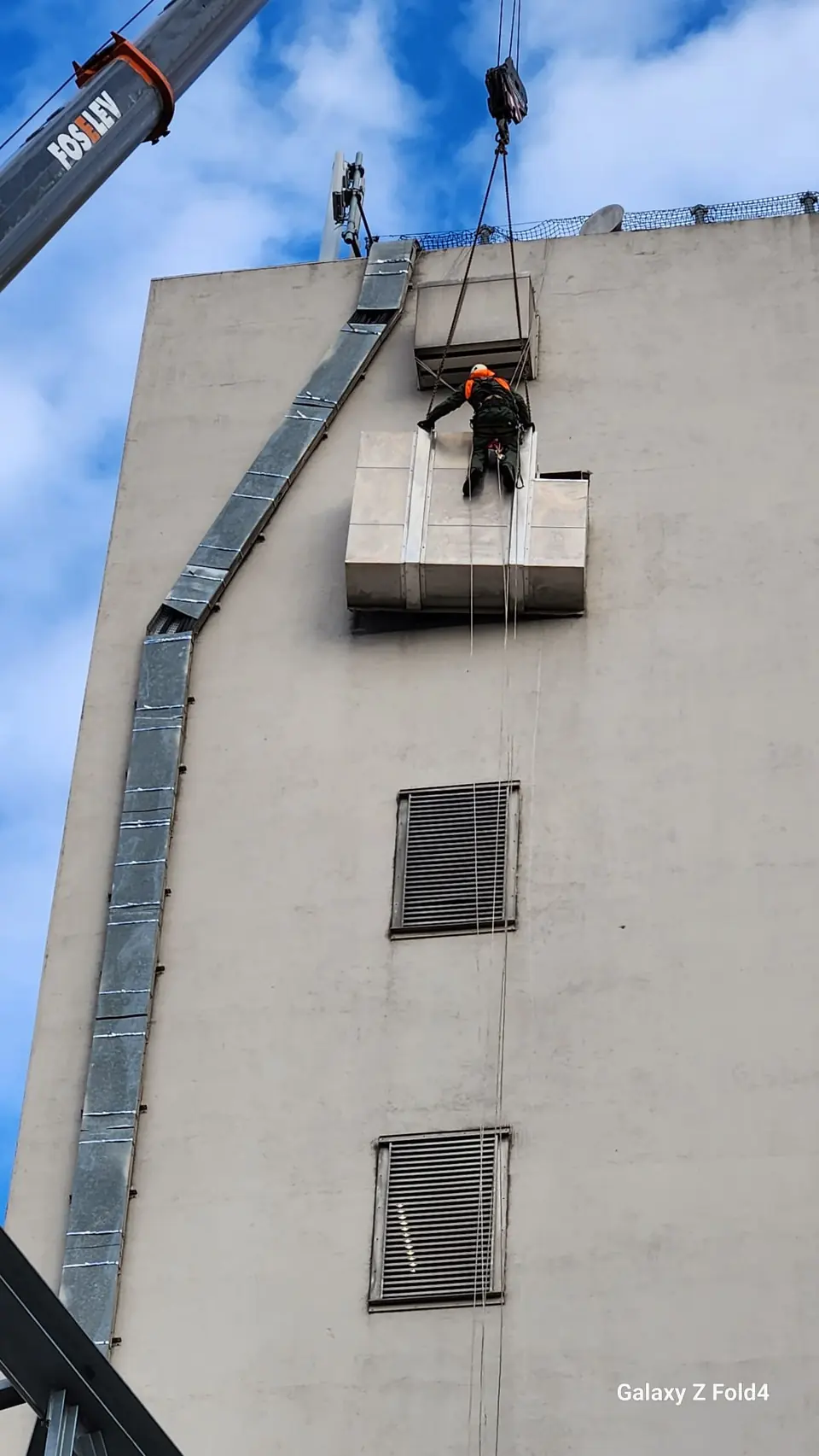 Levage d'un caisson de ventilation en façade, sans grue ni fermeture de voirie